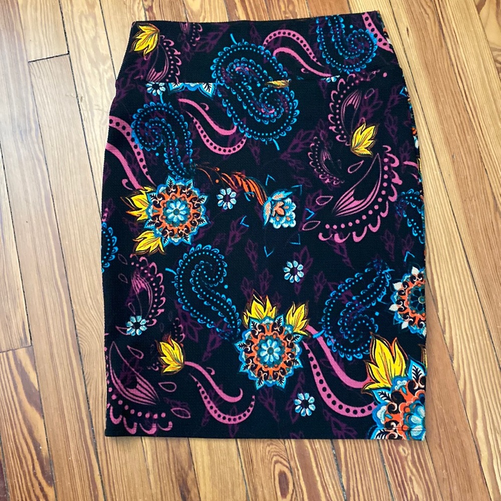 Patterned knee-length pull-on skirt